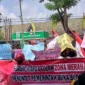 Aksi unjuk rasa ratusan warga yang terdampak kebijakan zona merah Pertamina, Selasa (2/6/2026).( Poto : jambione.com ).