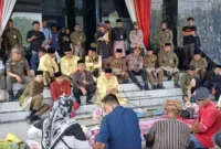 Walikota, Wakil Walikota, Ketua DPRD Kota Jambi Menemui para aksi unjuk rasa ( Poto : jambione.com )