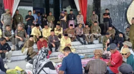 Walikota, Wakil Walikota, Ketua DPRD Kota Jambi Menemui para aksi unjuk rasa ( Poto : jambione.com )