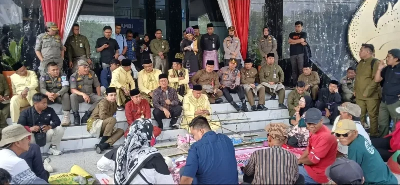 Walikota, Wakil Walikota, Ketua DPRD Kota Jambi Menemui para aksi unjuk rasa ( Poto : jambione.com )