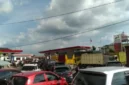 Antrean kenadaraan mengisi BBM subsidi di salah satu SPBU di Kota Jambi.( poto : jambione.com )