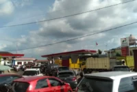 Antrean kenadaraan mengisi BBM subsidi di salah satu SPBU di Kota Jambi.( poto : jambione.com )