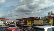 Antrean kenadaraan mengisi BBM subsidi di salah satu SPBU di Kota Jambi.( poto : jambione.com )