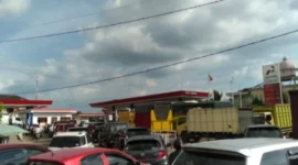 Antrean kenadaraan mengisi BBM subsidi di salah satu SPBU di Kota Jambi.( poto : jambione.com )