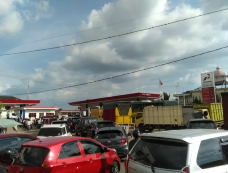 Antrean kenadaraan mengisi BBM subsidi di salah satu SPBU di Kota Jambi.( poto : jambione.com )