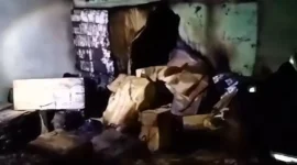 Kebakaran rumah di Telanaipura, Kota Jambi, berhasil dipadamkan Damkartan dengan 40 personel.( poto : jambione.com )