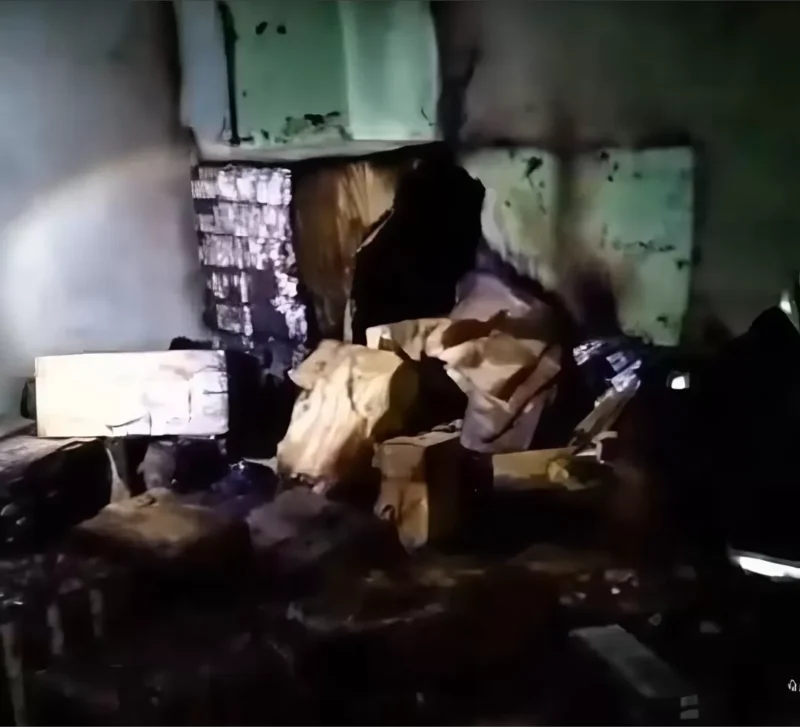 Kebakaran rumah di Telanaipura, Kota Jambi, berhasil dipadamkan Damkartan dengan 40 personel.( poto : jambione.com )