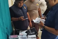 Penyelundupan 68 iPhone Jambi kembali terungkap ketika petugas Bea Cukai Jambi menggelar pemeriksaan di Pelabuhan Roro Kuala Tungkal.( poto : JAMBIONE.COM )