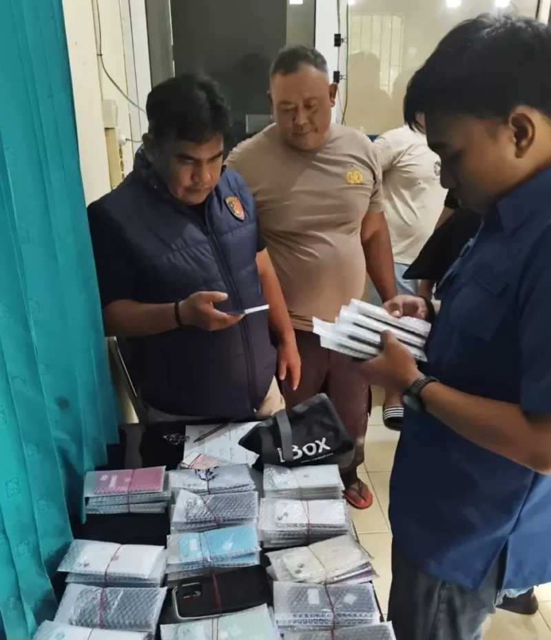Penyelundupan 68 iPhone Jambi kembali terungkap ketika petugas Bea Cukai Jambi menggelar pemeriksaan di Pelabuhan Roro Kuala Tungkal.( poto : JAMBIONE.COM )