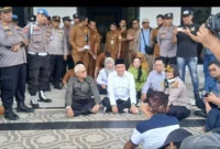 Ketua DPRD Kota Jambi, Kemas Faried Alfarelly bersama jajaran menerima aksi unjuk rasa di Kantor DPRD Kota Jambi, Senin (22/6/2026).( poto : jambione.com )
