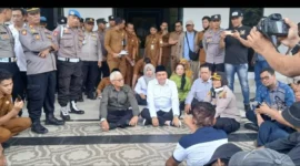 Ketua DPRD Kota Jambi, Kemas Faried Alfarelly bersama jajaran menerima aksi unjuk rasa di Kantor DPRD Kota Jambi, Senin (22/6/2026).( poto : jambione.com )