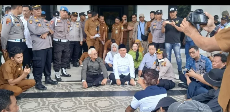 Ketua DPRD Kota Jambi, Kemas Faried Alfarelly bersama jajaran menerima aksi unjuk rasa di Kantor DPRD Kota Jambi, Senin (22/6/2026).( poto : jambione.com )