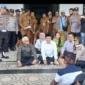 Ketua DPRD Kota Jambi, Kemas Faried Alfarelly bersama jajaran menerima aksi unjuk rasa di Kantor DPRD Kota Jambi, Senin (22/6/2026).( poto : jambione.com )