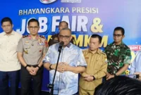 Wakil Menteri Ketenagakerjaan (Wamenaker) Afriansyah Noor di dampingi Gubernur Jambi Al Haris dan Unsur Forkopimda provinsi Jambi.( Poto : jambione.com )