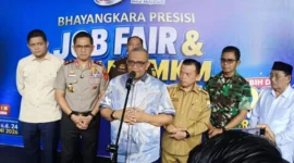 Wakil Menteri Ketenagakerjaan (Wamenaker) Afriansyah Noor di dampingi Gubernur Jambi Al Haris dan Unsur Forkopimda provinsi Jambi.( Poto : jambione.com )