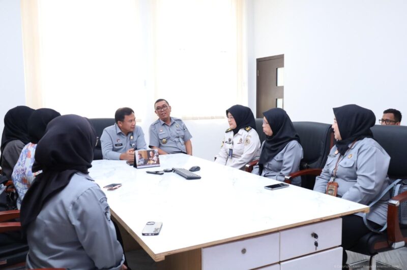 Kepala Kantor Wilayah Kementerian Hukum Jambi, Jonson Siagian(tengah)( poto : jambilink )