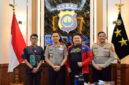 Kapolda Jambi Irjen Pol. Krisno H. Siregar, S.I.K., M.H. saat menerima audiensi Perkumpulan Komunitas Bola Basket Jambi di Ruang Kerja Kapolda Jambi, Rabu (03/06/2026).( Poto : infojambi.com )