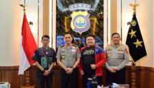 Kapolda Jambi Irjen Pol. Krisno H. Siregar, S.I.K., M.H. saat menerima audiensi Perkumpulan Komunitas Bola Basket Jambi di Ruang Kerja Kapolda Jambi, Rabu (03/06/2026).( Poto : infojambi.com )