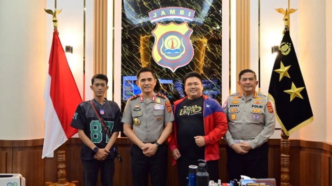 Kapolda Jambi Irjen Pol. Krisno H. Siregar, S.I.K., M.H. saat menerima audiensi Perkumpulan Komunitas Bola Basket Jambi di Ruang Kerja Kapolda Jambi, Rabu (03/06/2026).( Poto : infojambi.com )