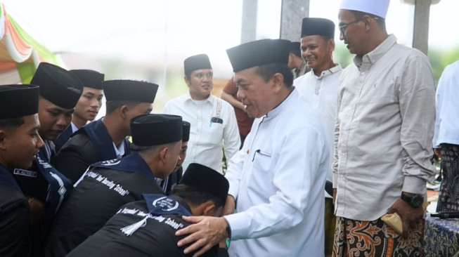 Al Haris saat menghadiri Haul ke-1 Almaghfurlah Abah KH M Rouyani Jamil( poto : infojambi.com ).
