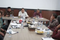 Bupati Merangin M Syukur (tengah).poto : metrojambi.com )
