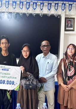 BPJS Ketenagakerjaan Batang Hari Serahkan Santunan JKM Rp42 Juta dan Gelar Penanaman Pohon di Muara Singoan