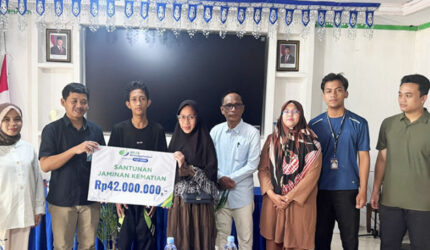 BPJS Ketenagakerjaan Batang Hari menyerahkan santunan JKM Rp42 juta dan beasiswa serta menggelar penanaman pohon di Muara Singoan.