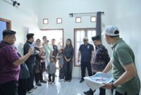 Wali Kota Jambi serahkan bantuan bedah rumah di Mayang Mangurai.( poto : jambilink.id )