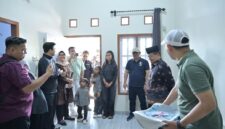Wali Kota Jambi serahkan bantuan bedah rumah di Mayang Mangurai.( poto : jambilink.id )