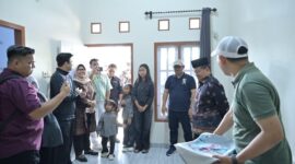 Wali Kota Jambi serahkan bantuan bedah rumah di Mayang Mangurai.( poto : jambilink.id )