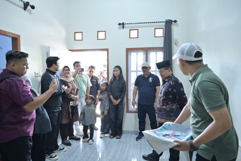 Wali Kota Jambi serahkan bantuan bedah rumah di Mayang Mangurai.( poto : jambilink.id )