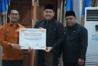 Bupati Merangin, M Syukur, membuka kegiatan sekaligus menjadi orang pertama yang menerima pendataan.( poto : metrojambi.com )
