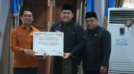 Bupati Merangin, M Syukur, membuka kegiatan sekaligus menjadi orang pertama yang menerima pendataan.( poto : metrojambi.com )