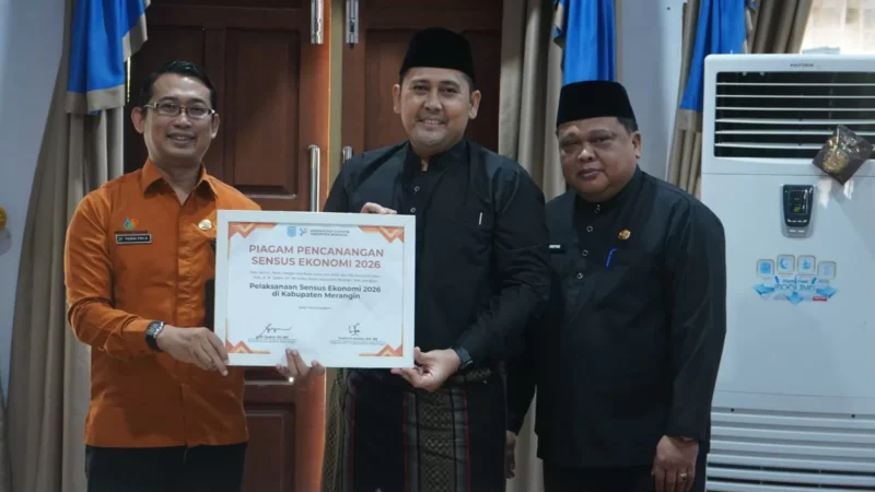 Bupati Merangin, M Syukur, membuka kegiatan sekaligus menjadi orang pertama yang menerima pendataan.( poto : metrojambi.com )