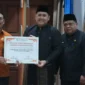 Bupati Merangin, M Syukur, membuka kegiatan sekaligus menjadi orang pertama yang menerima pendataan.( poto : metrojambi.com )
