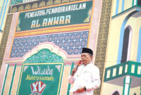 Gubernur Jambi Dr. H. Al Haris menegaskan peran pesantren Al-Anwar dalam mencetak generasi muda yang berilmu, berakhlak.( poto : bicarajambi.com )