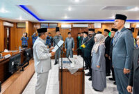 Bupati H. Anwar Sadat memimpin langsung pelantikan dan pengambilan sumpah jabatan.( poto : bicarajambi.com )