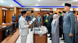 Bupati H. Anwar Sadat memimpin langsung pelantikan dan pengambilan sumpah jabatan.( poto : bicarajambi.com )