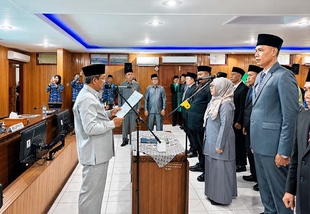 Bupati H. Anwar Sadat memimpin langsung pelantikan dan pengambilan sumpah jabatan.( poto : bicarajambi.com )