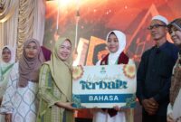 Ketua TP PKK Provinsi Jambi Hj. Hesnidar Haris, S.E.(kiri ) menghadiri Wisuda Akbar Ponpes Nurul Arifin Jambi ke-5 tahun 2026.( poto : jambilink.id )