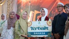 Ketua TP PKK Provinsi Jambi Hj. Hesnidar Haris, S.E.(kiri ) menghadiri Wisuda Akbar Ponpes Nurul Arifin Jambi ke-5 tahun 2026.( poto : jambilink.id )