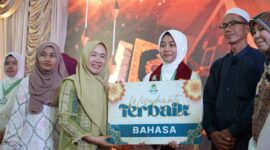 Ketua TP PKK Provinsi Jambi Hj. Hesnidar Haris, S.E.(kiri ) menghadiri Wisuda Akbar Ponpes Nurul Arifin Jambi ke-5 tahun 2026.( poto : jambilink.id )