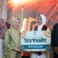 Ketua TP PKK Provinsi Jambi Hj. Hesnidar Haris, S.E.(kiri ) menghadiri Wisuda Akbar Ponpes Nurul Arifin Jambi ke-5 tahun 2026.( poto : jambilink.id )