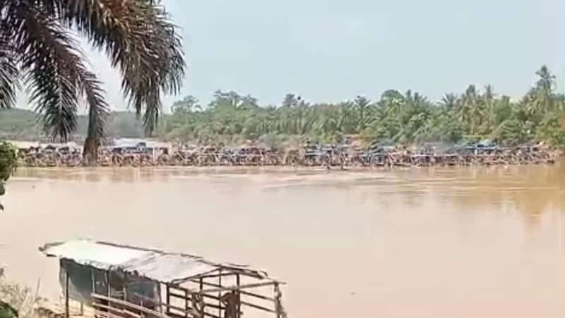 WALHI Jambi mencatat sedikitnya sekitar 300 rakit aktif melakukan aktivitas penambangan emas ilegal.( poto : metrojambi.com )