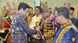 Wakil Wali Kota Jambi, Diza Hazra Aljosha, memimpin langsung prosesi tersebut sebagai pemangku adat sekaligus pembina LAM Kota Jambi.( poto : wartanews.co )