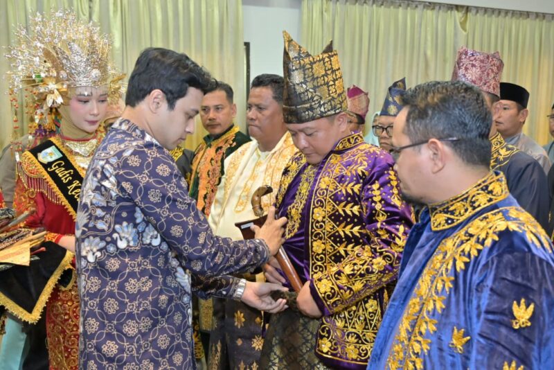 Wakil Wali Kota Jambi, Diza Hazra Aljosha, memimpin langsung prosesi tersebut sebagai pemangku adat sekaligus pembina LAM Kota Jambi.( poto : wartanews.co )