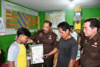 Kajati Jambi Sugeng Hariadi bantu lunasi tunggakan sekolah dua siswa MI Nurul Hikmah di Harganas 2026.( poto : bicarajambi.com)