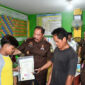 Kajati Jambi Sugeng Hariadi bantu lunasi tunggakan sekolah dua siswa MI Nurul Hikmah di Harganas 2026.( poto : bicarajambi.com)