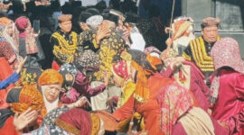 Anak jantan anak Batino saling rangkul sebagai tanda rasa syukur setelah prosesi Ajun Arah kenduri Sko 6 Luhah Sungai Penuh.