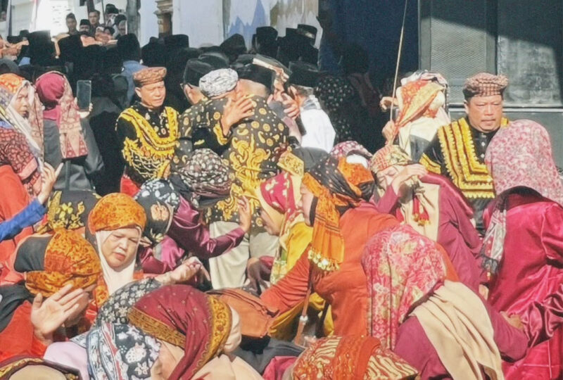 Anak jantan anak Batino saling rangkul sebagai tanda rasa syukur setelah prosesi Ajun Arah kenduri Sko 6 Luhah Sungai Penuh.